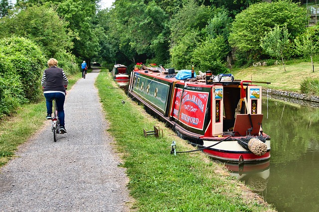 houseboat-640x480-66651316.jpeg